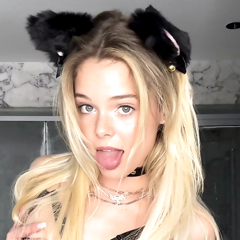 ***5'3*** 💞 - **blonde** 👱🏻‍♀️ - ***blue-eyed*** 💙 - **college gal** 🎓 from ***Cali*** ☀️ who LOVES her country - which makes me a *Patriette* 🇺🇸  💞*I do my best to post daily in live time and **I run my account myself**  - nobody else has access!*   👱🏻‍♀