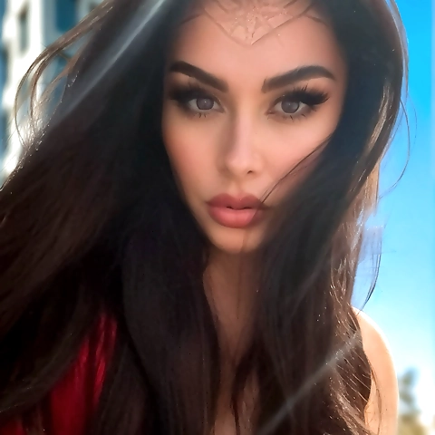 Hi, I'm a tv host and playmate, I want us to have a great time together, thank you for being here and ... Hi, I'm a tv host and playmate, I want us to have a great time together, thank you for being here and being able to create dreams together.