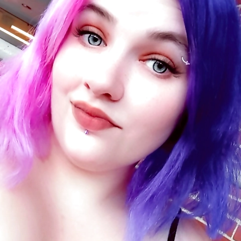 I'm 29 a mom of 5 I'm in an open polyamorous relationship. I'm bisexual a brat an I love to smoke 420 would love to get more followers an maybe a playmate