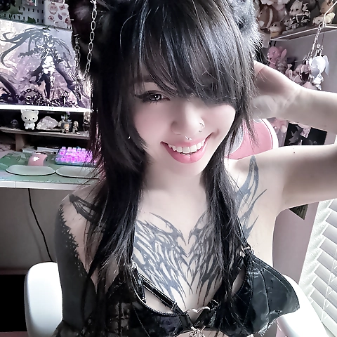 Filipina long tongue queen