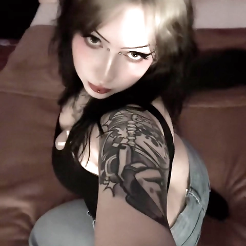 Dani  YOUR HENATI GOTH MISTRESS