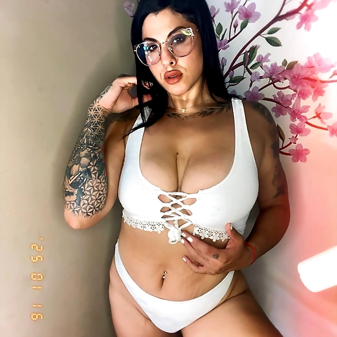 oSexy Boxer tattooed brunetteo